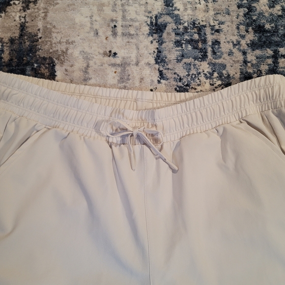 All In Motion cream/bone crop pants - Picture 2 of 4